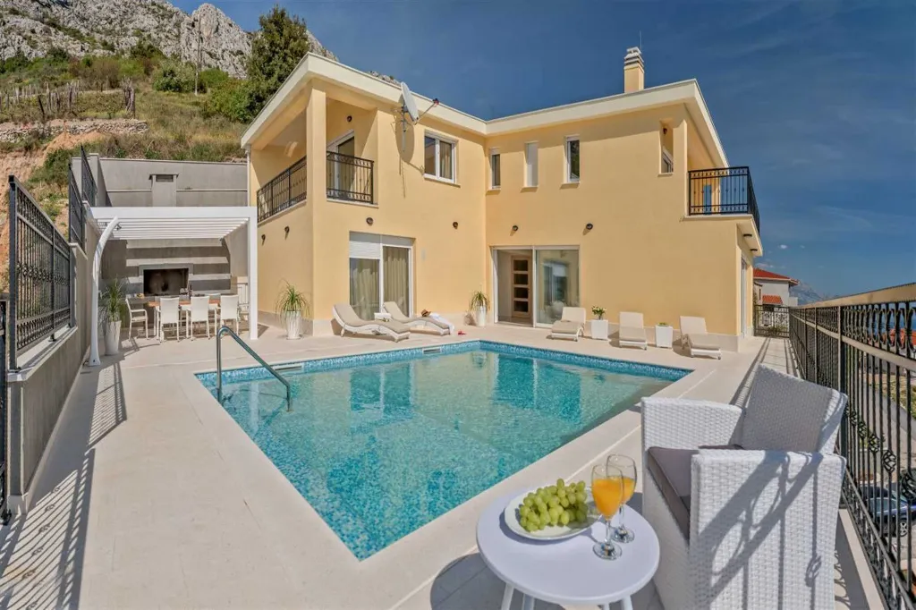 Mimice Villa with Pool for 10+2 Guests