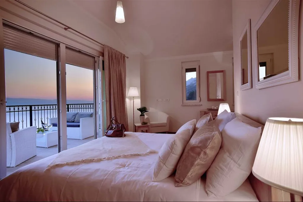 Mimice Villa with Pool for 10+2 Guests