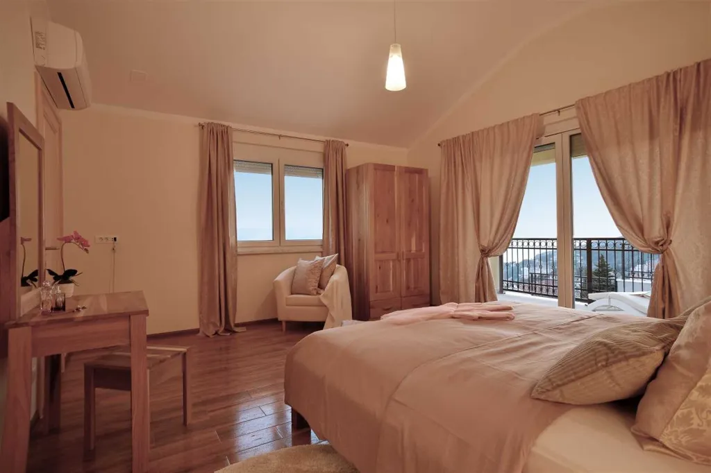 Mimice Villa with Pool for 10+2 Guests