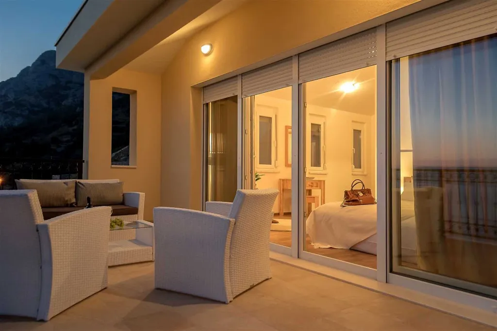 Mimice Villa with Pool for 10+2 Guests