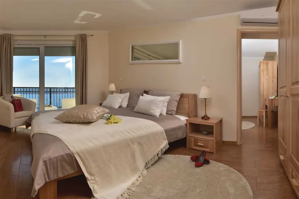 Mimice Villa with Pool for 10+2 Guests