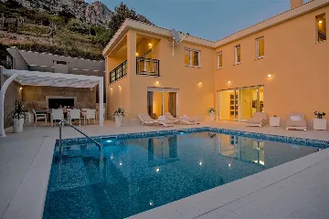 Mimice Villa with Pool for 10+2 Guests