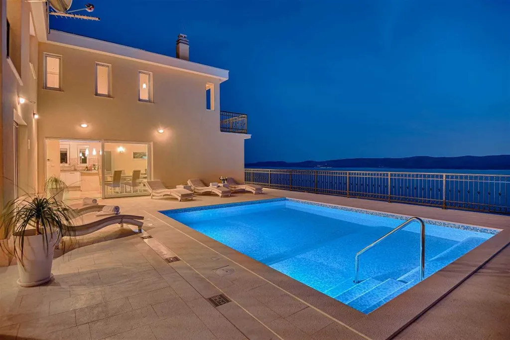 Mimice Villa with Pool for 10+2 Guests