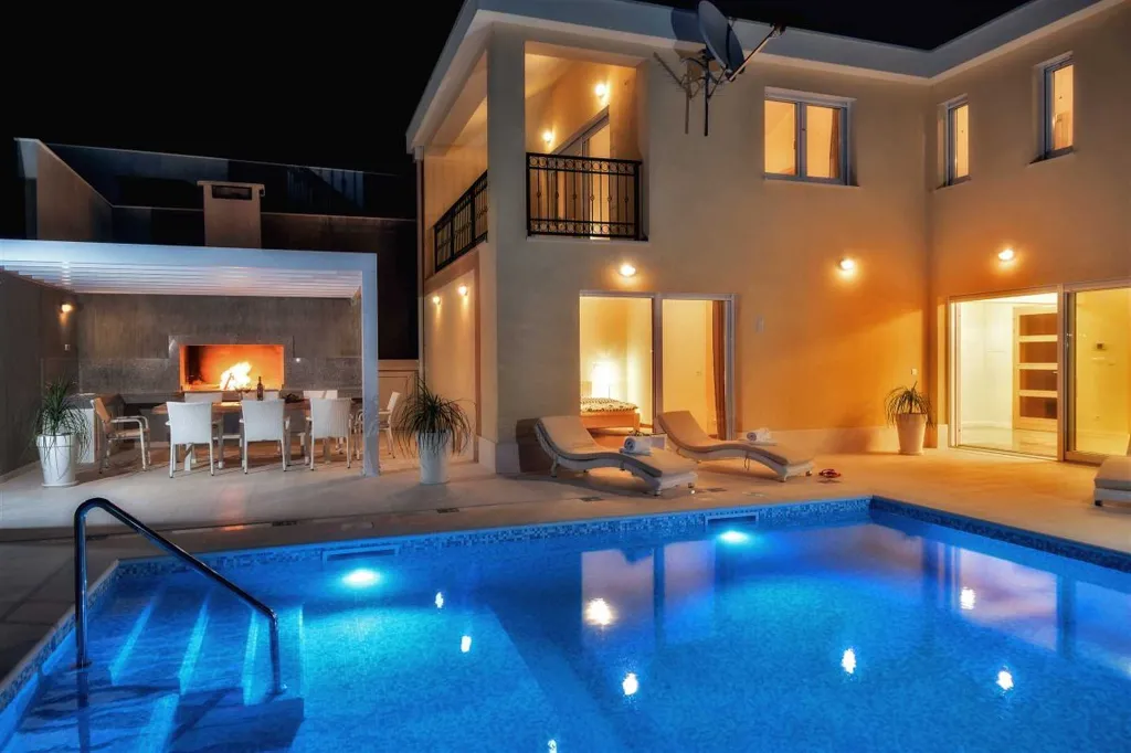 Mimice Villa with Pool for 10+2 Guests