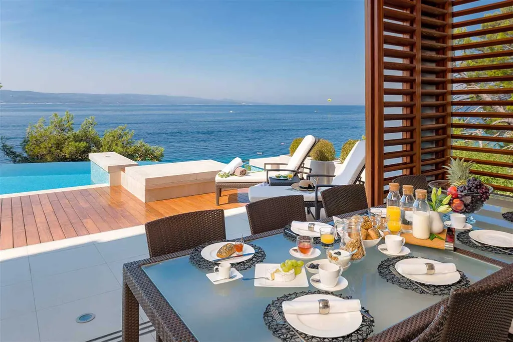 5-Bedroom Villa in Brela with Heated Pool