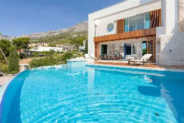 5-Bedroom Villa in Brela with Heated Pool
