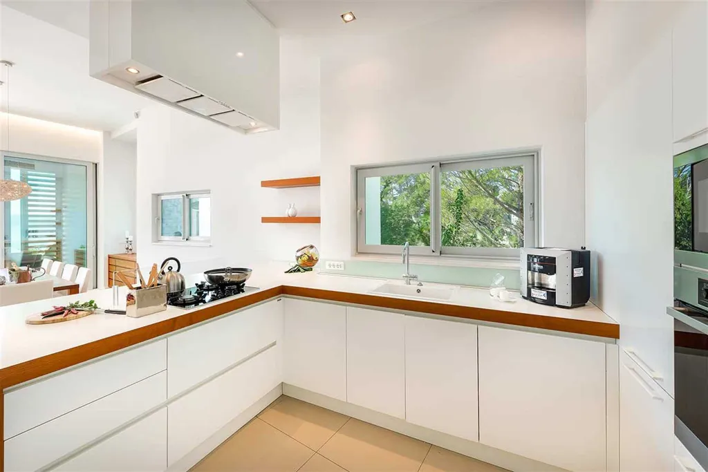 5-Bedroom Villa in Brela with Heated Pool