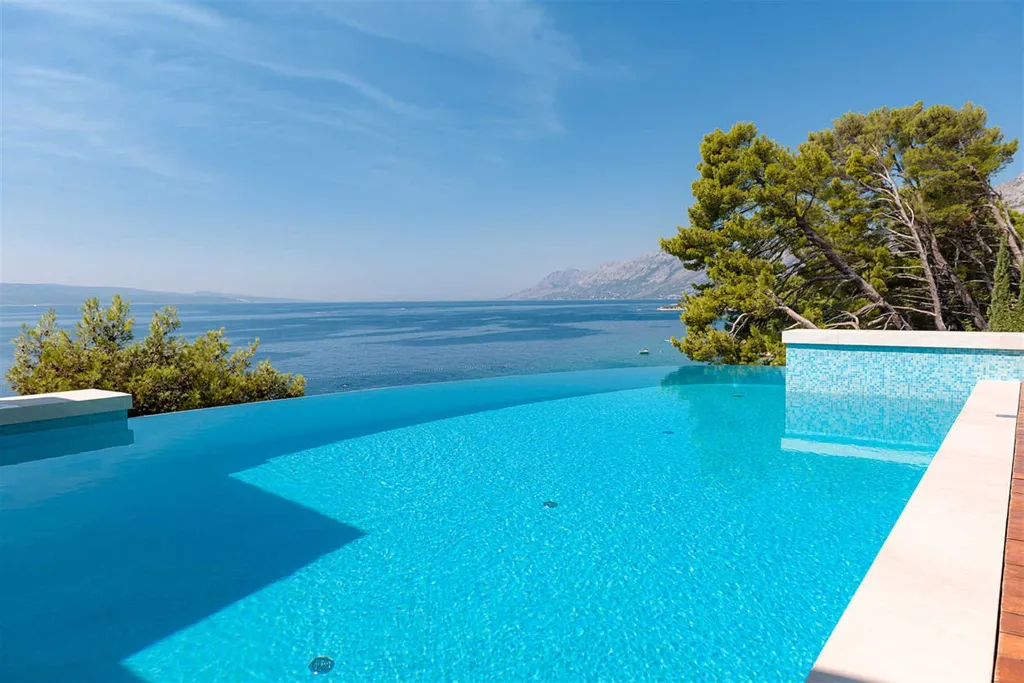 5-Bedroom Villa in Brela with Heated Pool