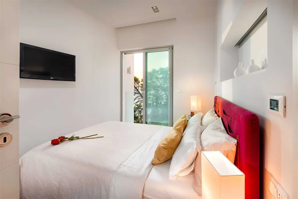 5-Bedroom Villa in Brela with Heated Pool