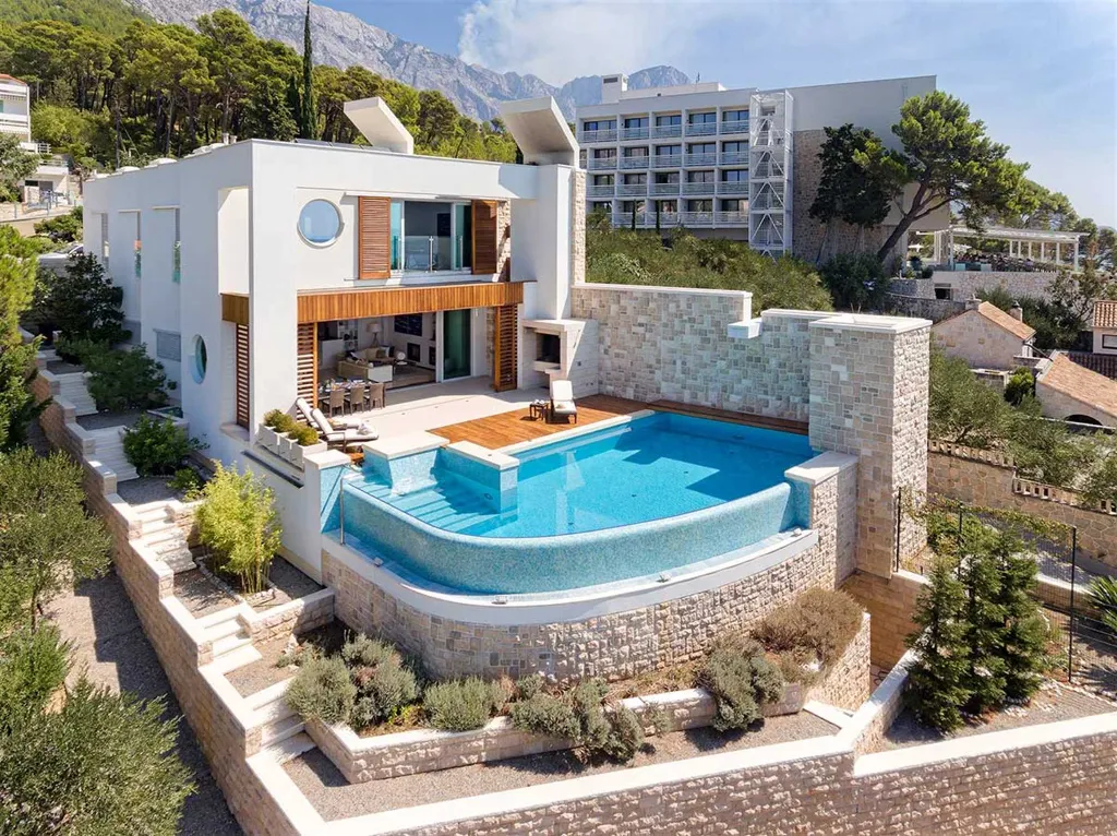 5-Bedroom Villa in Brela with Heated Pool