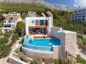 5-Bedroom Villa in Brela with Heated Pool