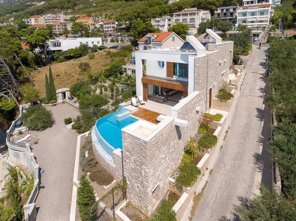 5-Bedroom Villa in Brela with Heated Pool