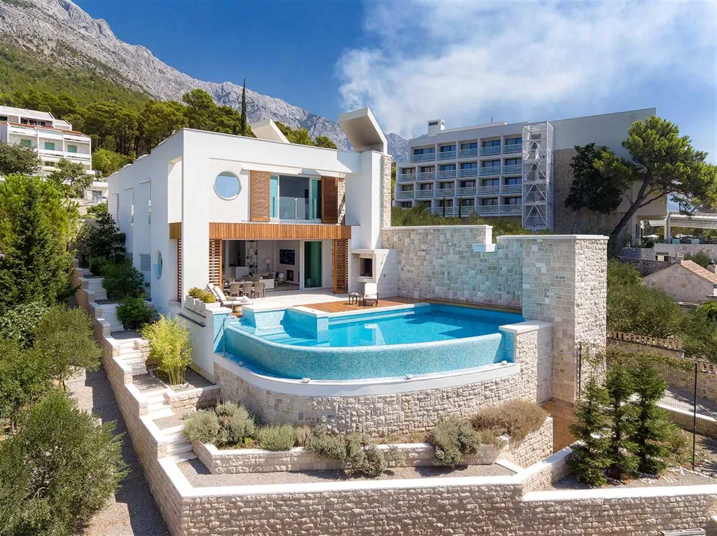 5-Bedroom Villa in Brela with Heated Pool