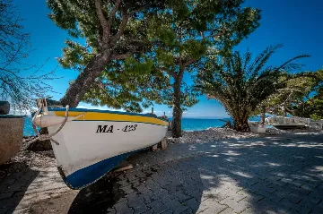 Air-Conditioned 2-Bedroom Villa in Bratuš for 5