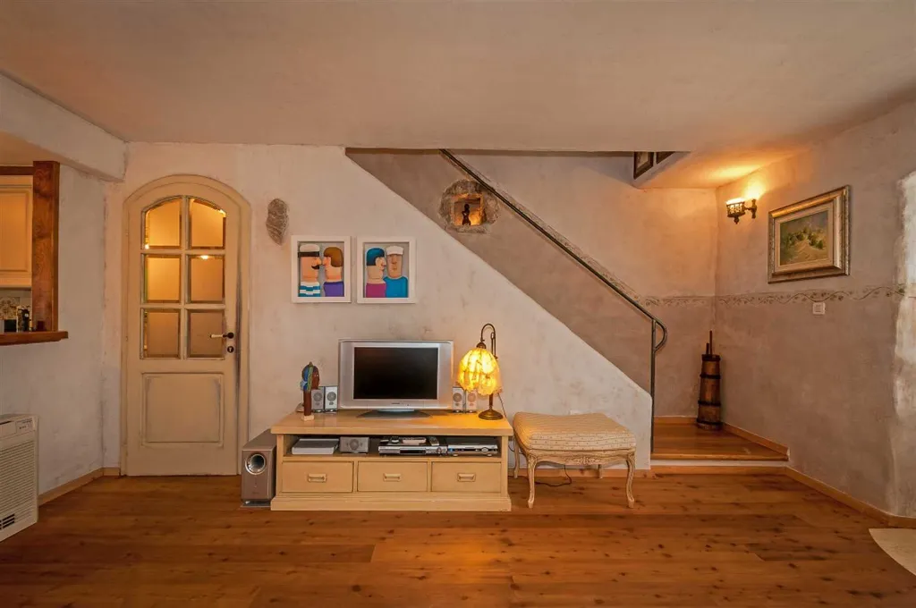 Air-Conditioned 2-Bedroom Villa in Bratuš for 5