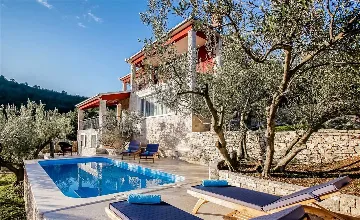 4-Bedroom Villa in Prigradica with Private Sea Deck