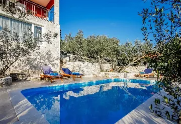 4-Bedroom Villa in Prigradica with Private Sea Deck