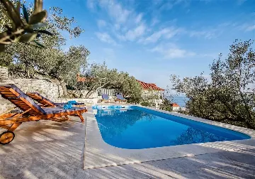 4-Bedroom Villa in Prigradica with Private Sea Deck