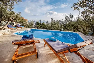 4-Bedroom Villa in Prigradica with Private Sea Deck