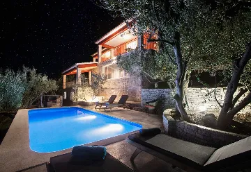 4-Bedroom Villa in Prigradica with Private Sea Deck