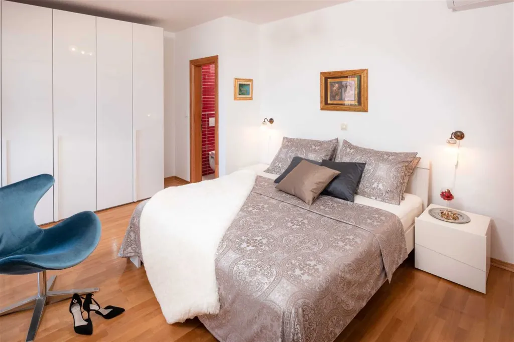 4-Bedroom Villa in Prigradica with Private Sea Deck