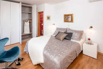 4-Bedroom Villa in Prigradica with Private Sea Deck