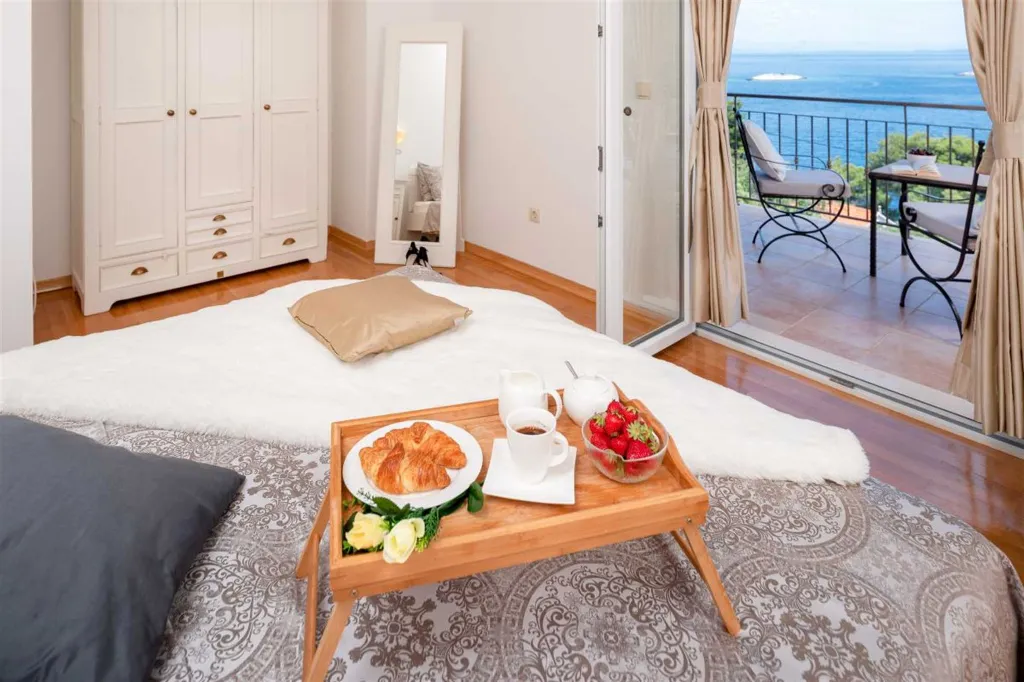 4-Bedroom Villa in Prigradica with Private Sea Deck