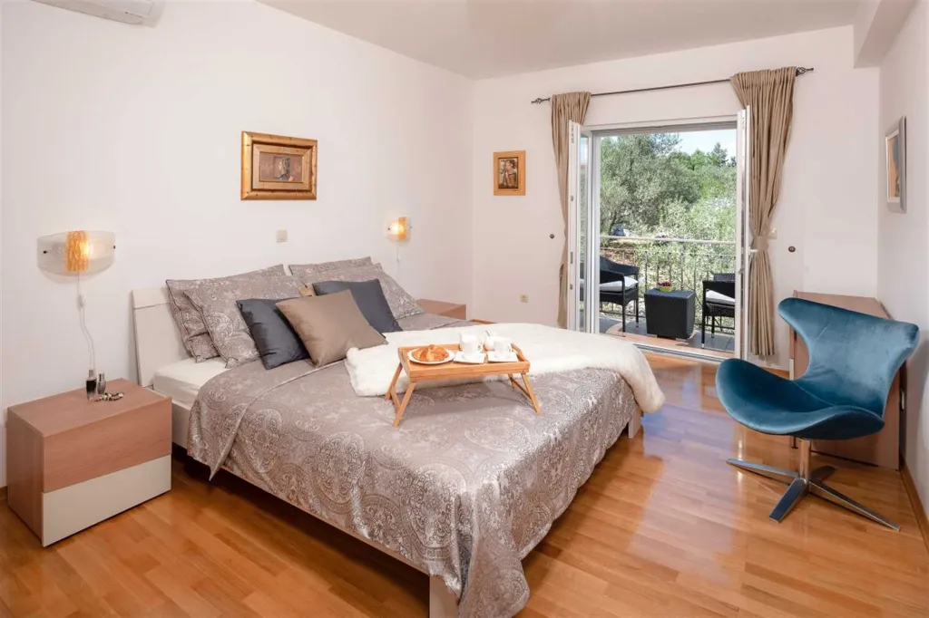4-Bedroom Villa in Prigradica with Private Sea Deck