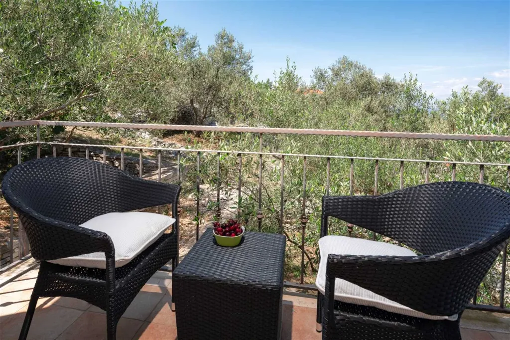 4-Bedroom Villa in Prigradica with Private Sea Deck