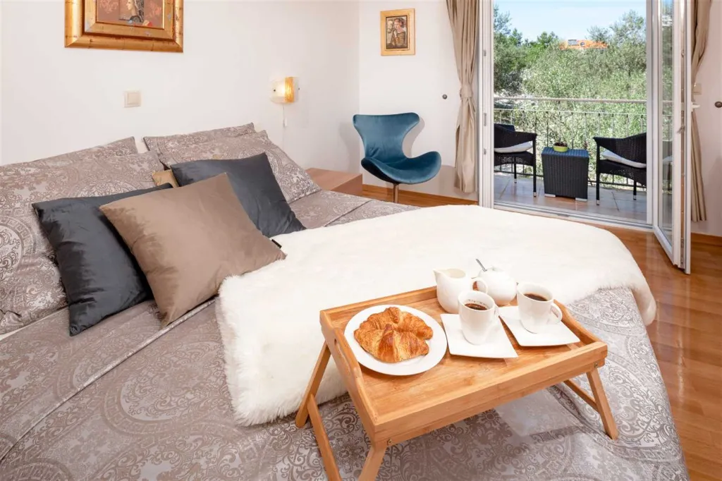 4-Bedroom Villa in Prigradica with Private Sea Deck