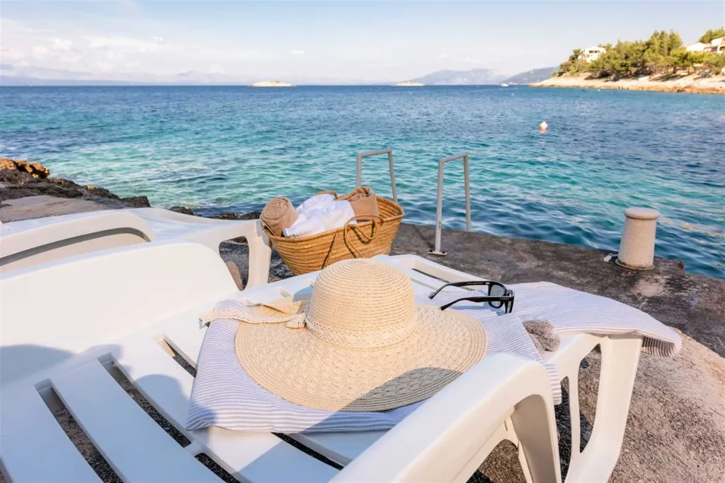 4-Bedroom Villa in Prigradica with Private Sea Deck