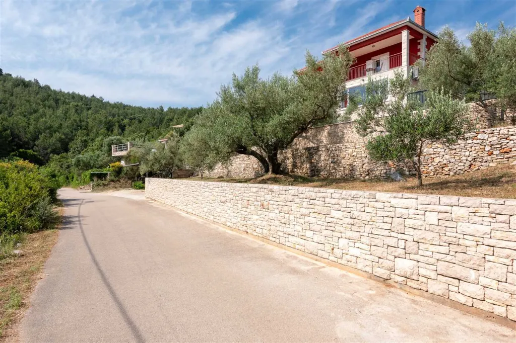 4-Bedroom Villa in Prigradica with Private Sea Deck