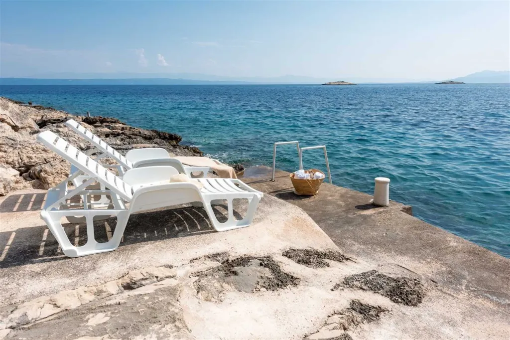 4-Bedroom Villa in Prigradica with Private Sea Deck
