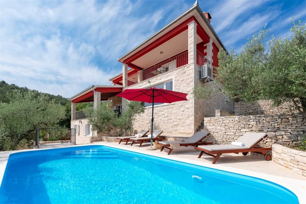 4-Bedroom Villa in Prigradica with Private Sea Deck