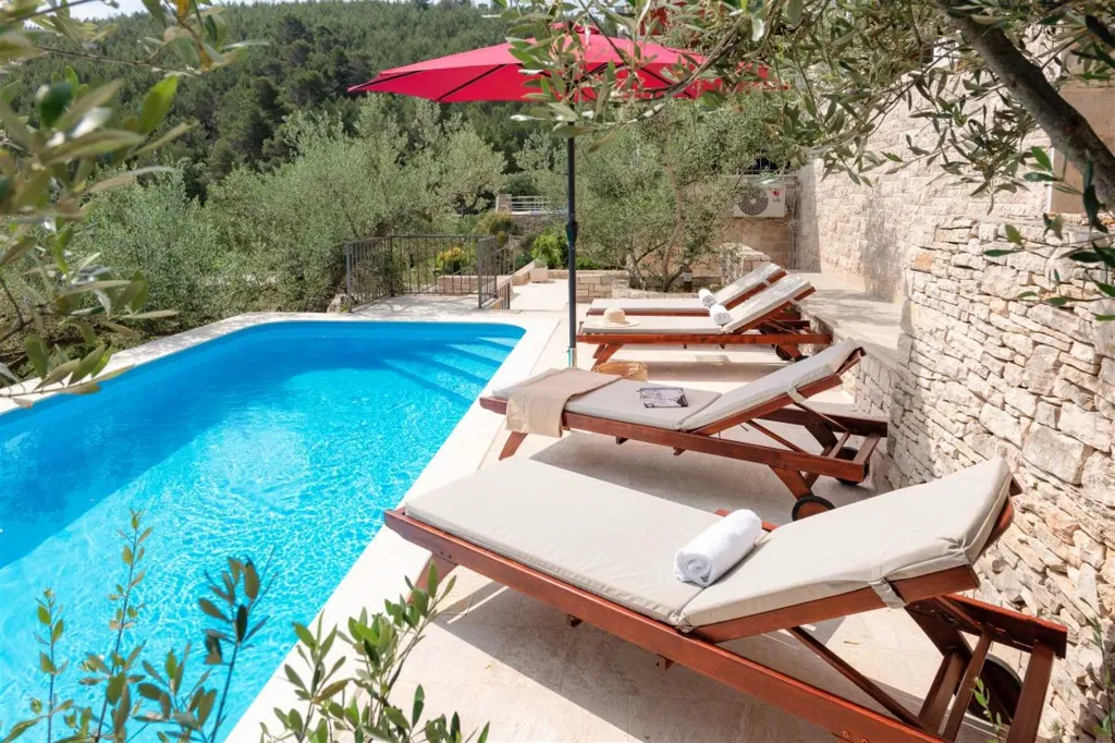 4-Bedroom Villa in Prigradica with Private Sea Deck