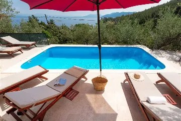 4-Bedroom Villa in Prigradica with Private Sea Deck