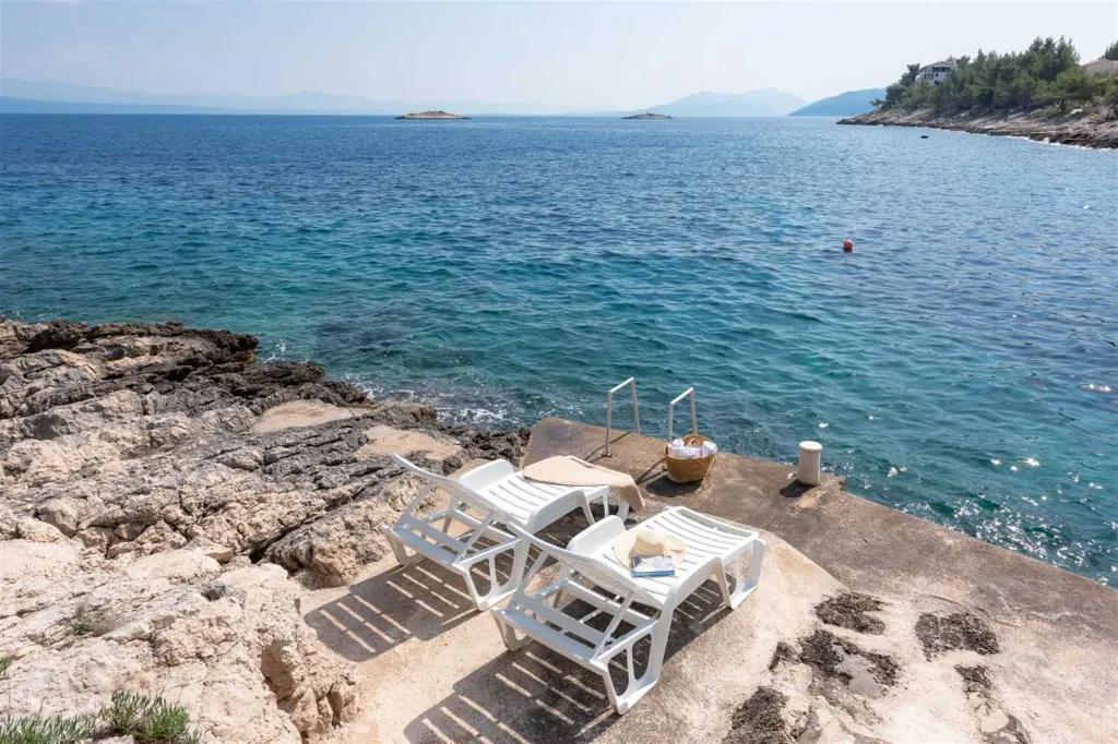 4-Bedroom Villa in Prigradica with Private Sea Deck