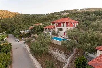 4-Bedroom Villa in Prigradica with Private Sea Deck