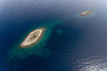 4-Bedroom Villa in Prigradica with Private Sea Deck