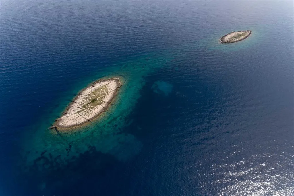 4-Bedroom Villa in Prigradica with Private Sea Deck