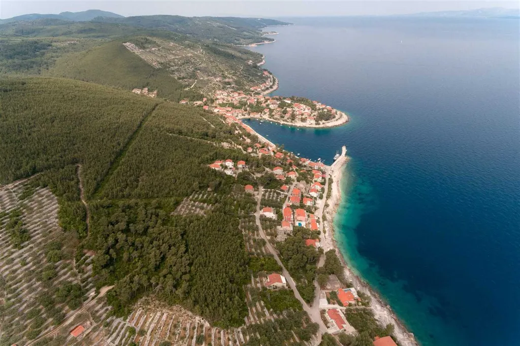 4-Bedroom Villa in Prigradica with Private Sea Deck