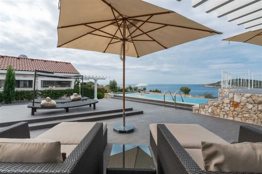 Stone Villa with Heated Pool in Drvenik Mali