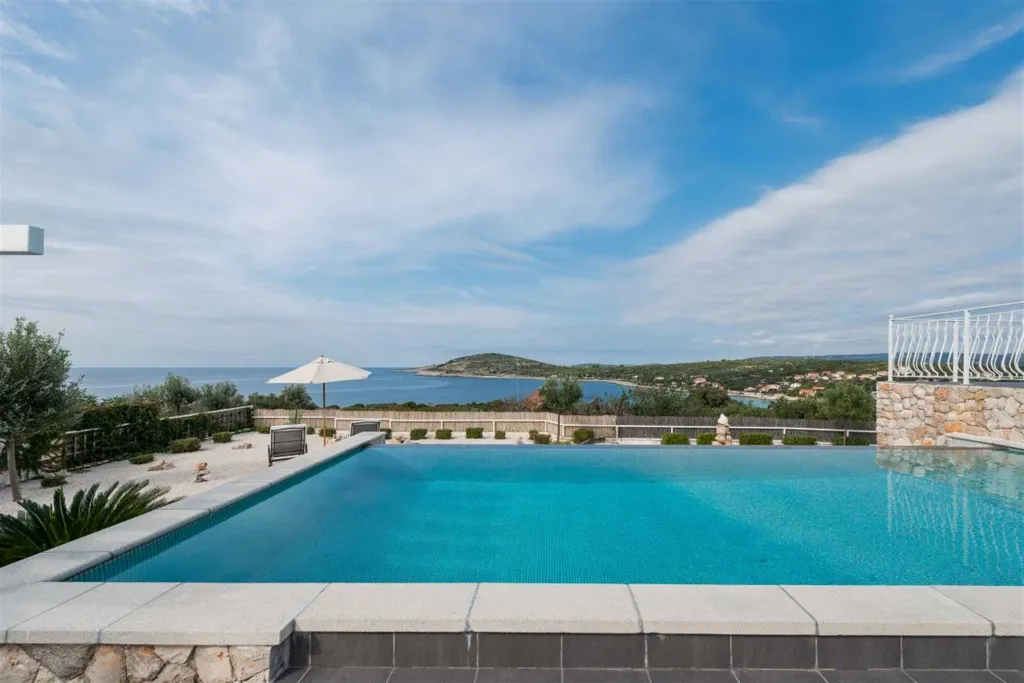 Stone Villa with Heated Pool in Drvenik Mali