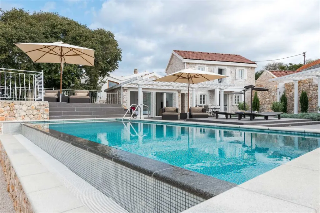 Stone Villa with Heated Pool in Drvenik Mali