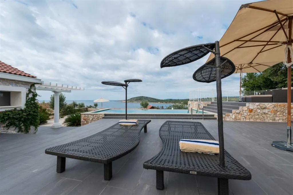 Stone Villa with Heated Pool in Drvenik Mali