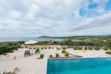 Stone Villa with Heated Pool in Drvenik Mali