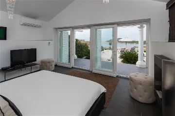 Stone Villa with Heated Pool in Drvenik Mali