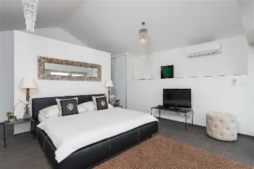 Stone Villa with Heated Pool in Drvenik Mali