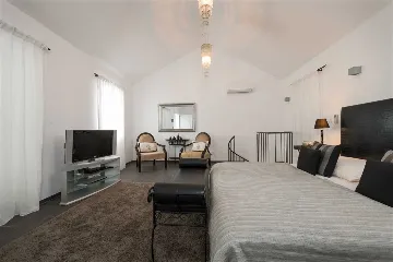 Stone Villa with Heated Pool in Drvenik Mali