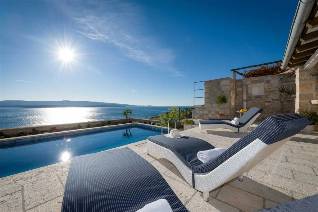 3-Bedroom Stone Villa with Pool in Murvica